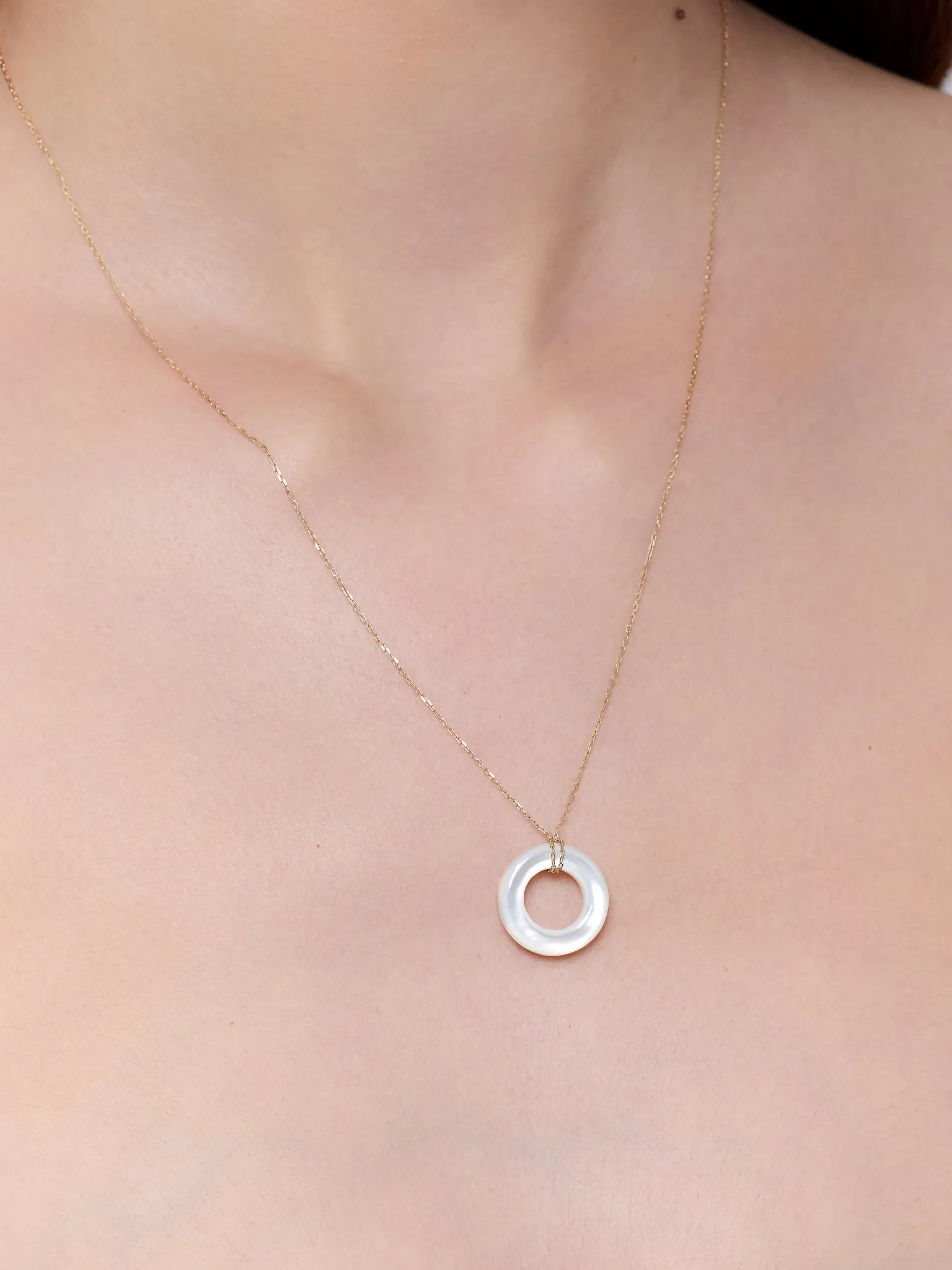 14kt Mother of Pearl Donut Necklace — фото 3