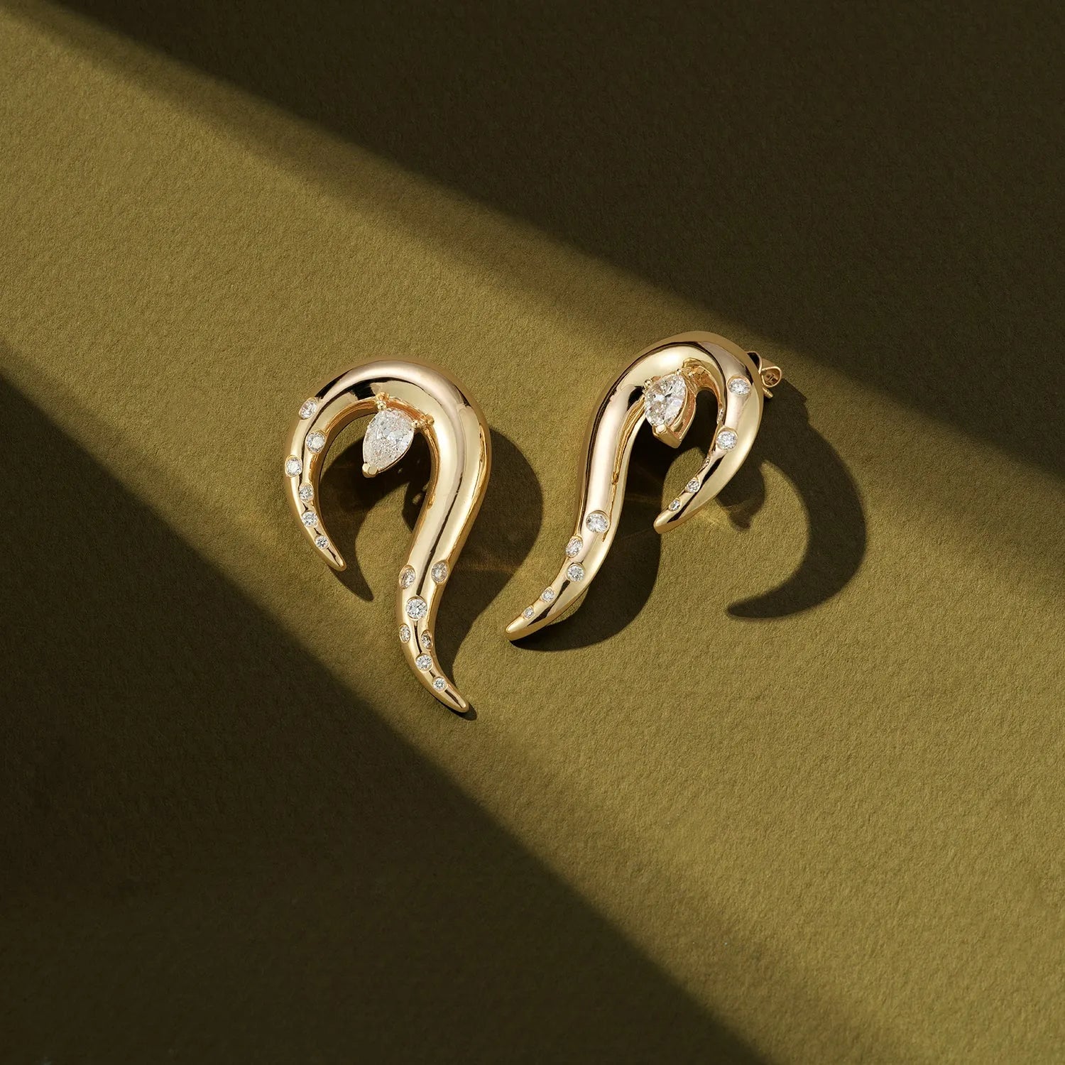 14kt Diamond Swoosh Earrings — фото 3