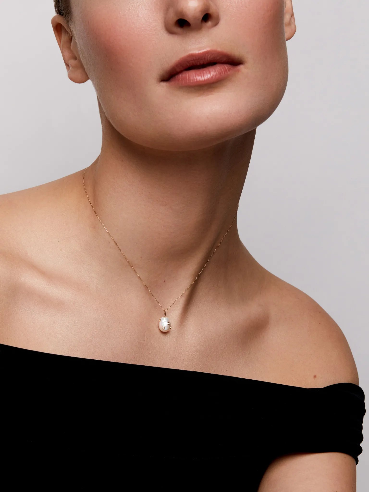 14kt Scattered Diamond Bezel Baroque Pearl Necklace — фото 2