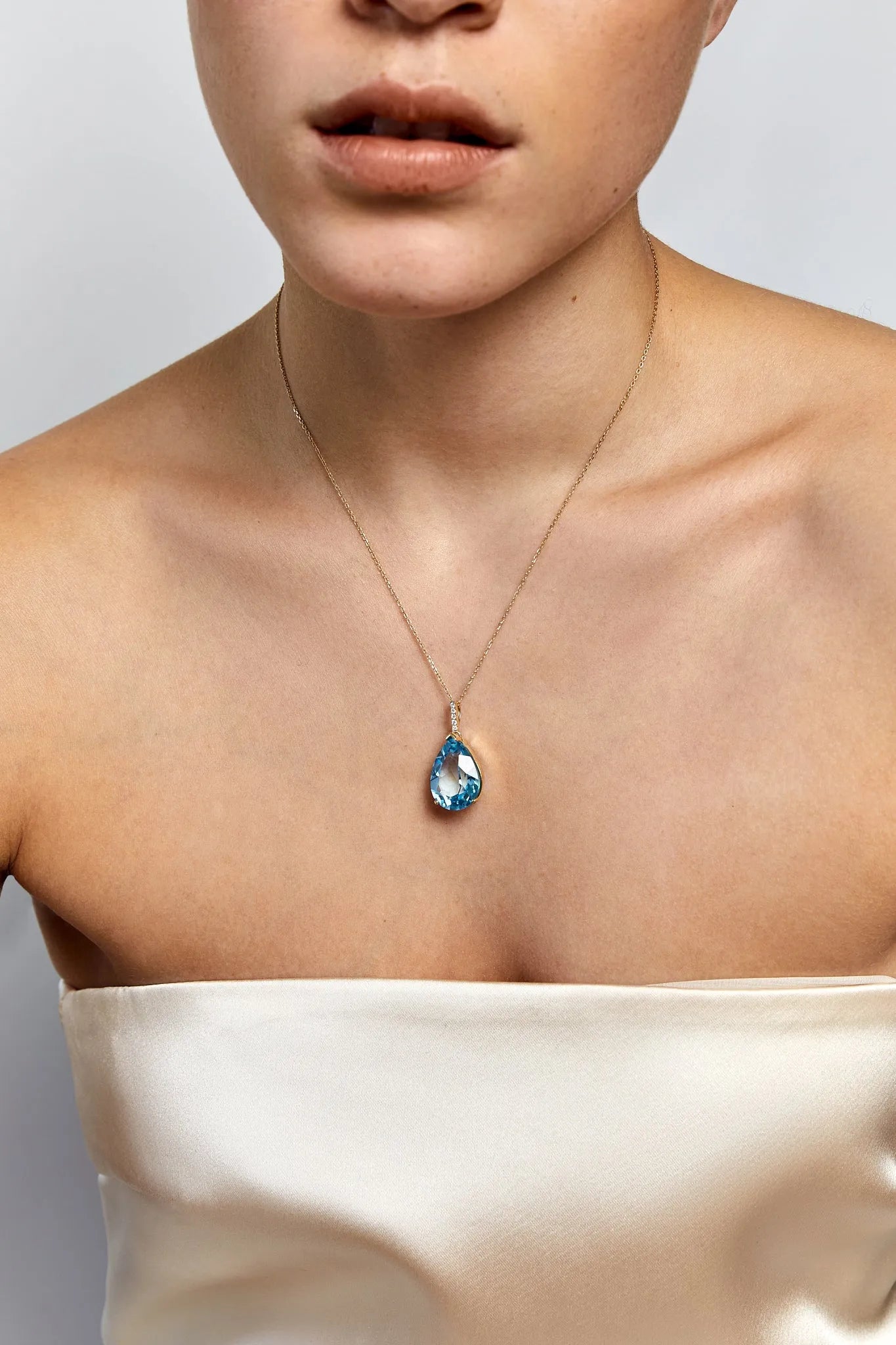 14kt Swiss Blue Topaz Pear Necklace — фото 2