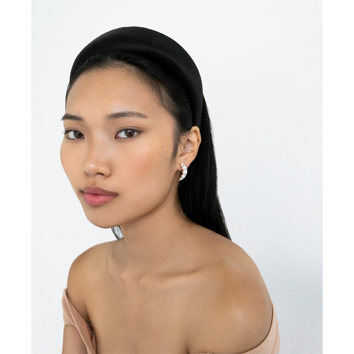 14kt Gold Pearl Crescent Moon Earring — фото 2