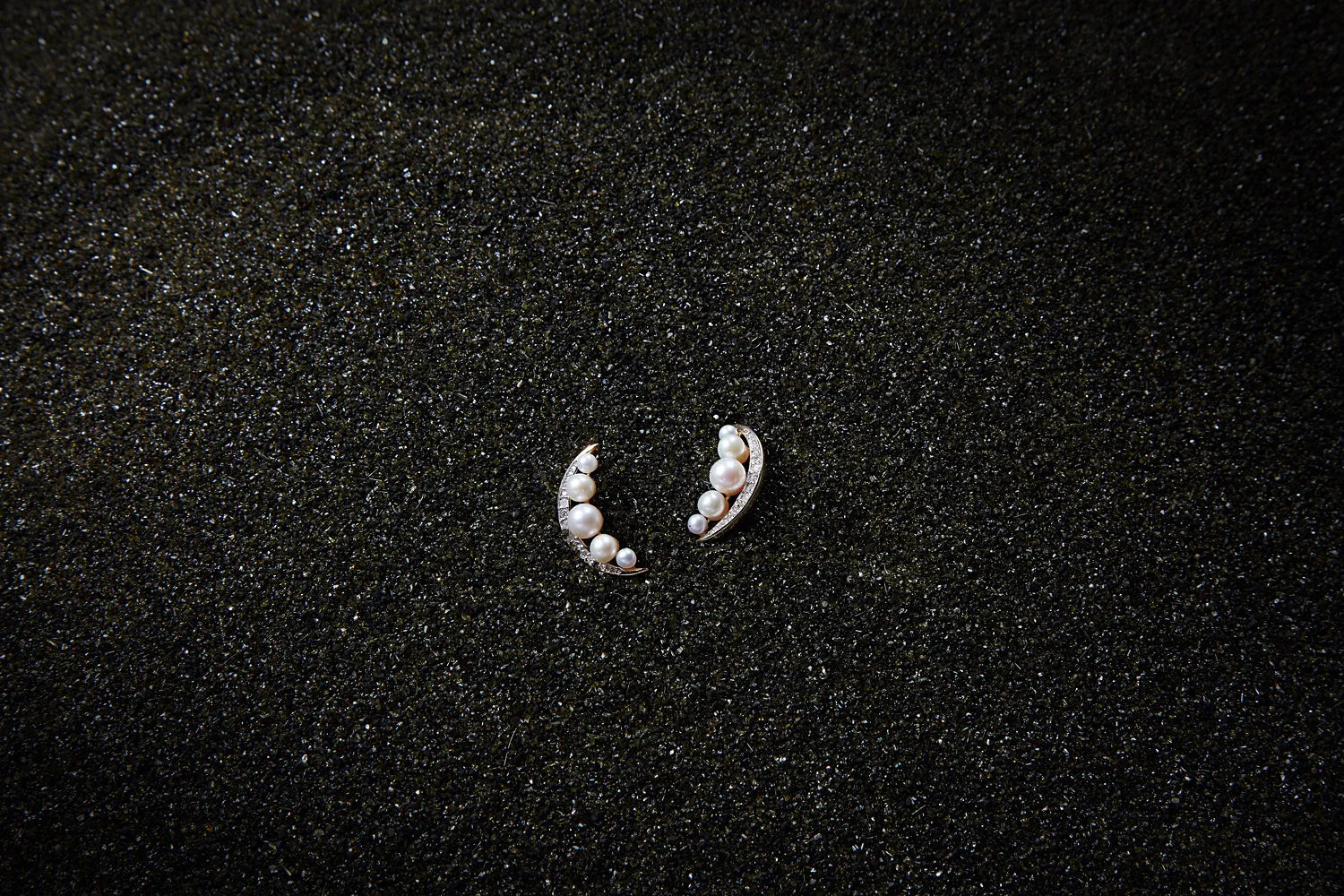 14kt Gold Pearl Crescent Moon Earring — фото 3
