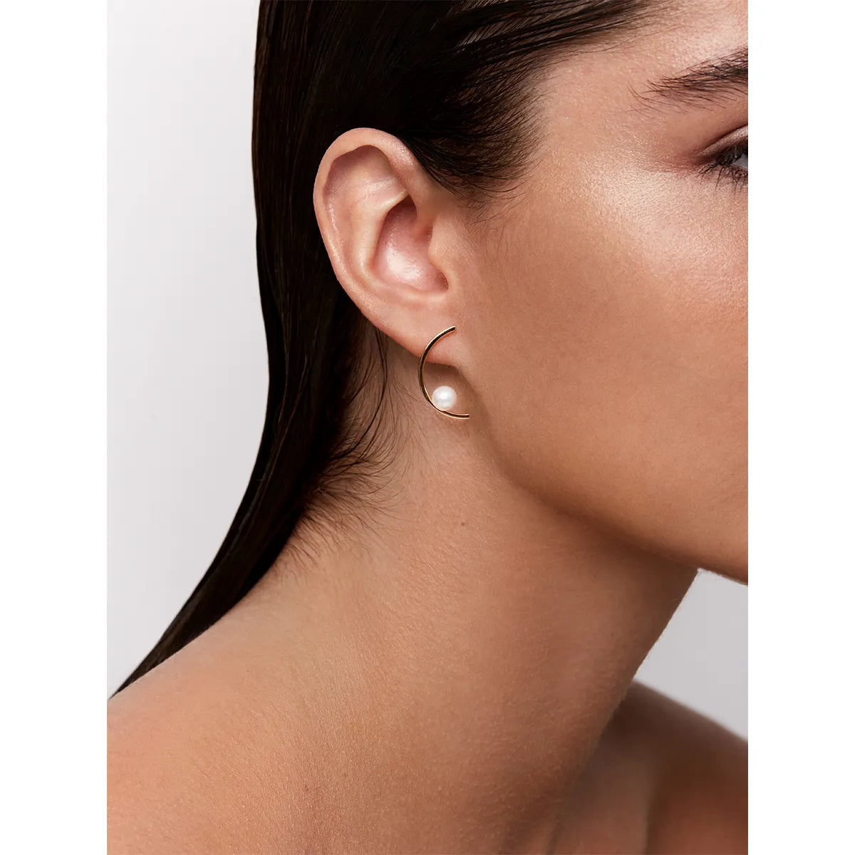 14kt Gold Half Moon Pearl Earring — фото 2