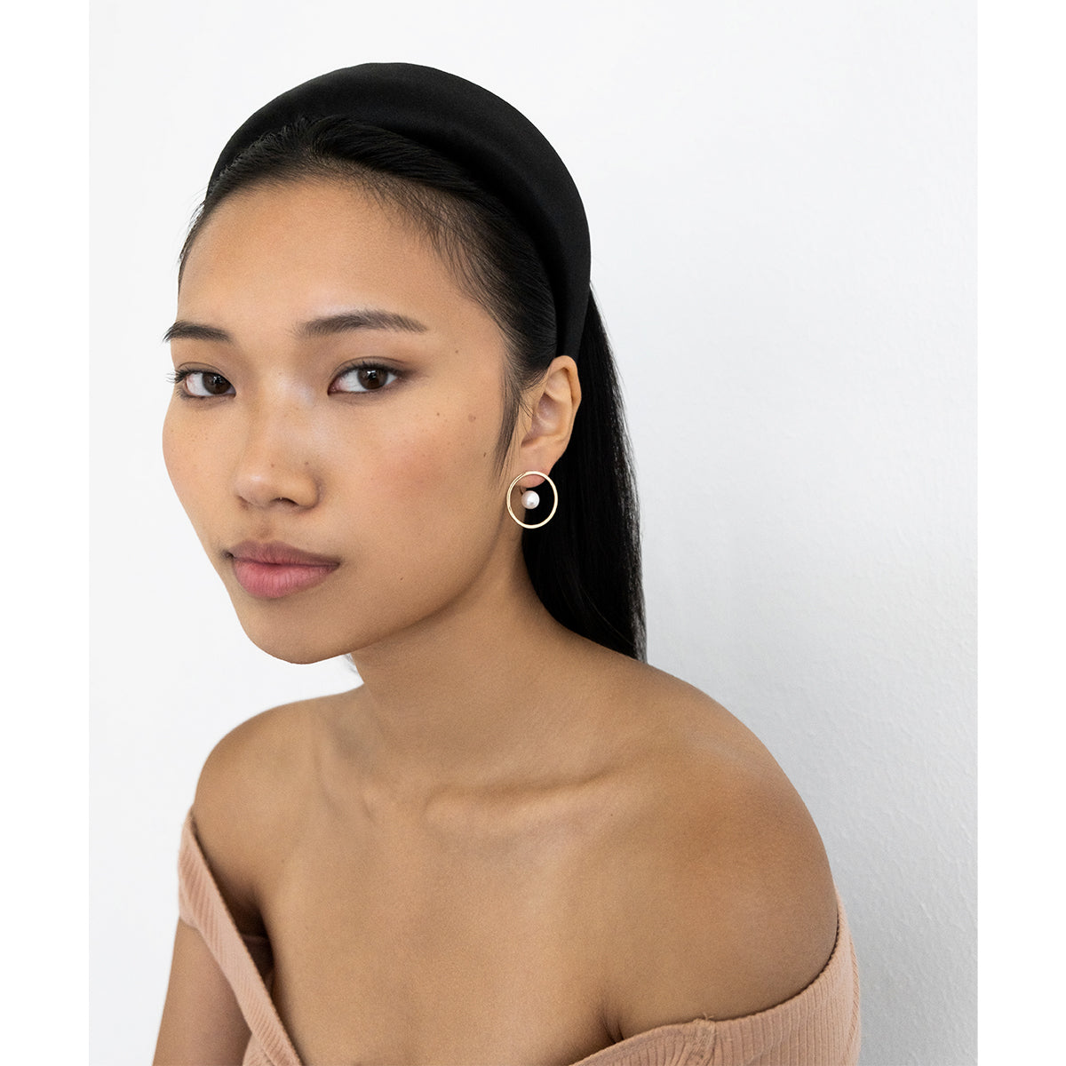 14kt Gold Floating Pearl Hoop — фото 2