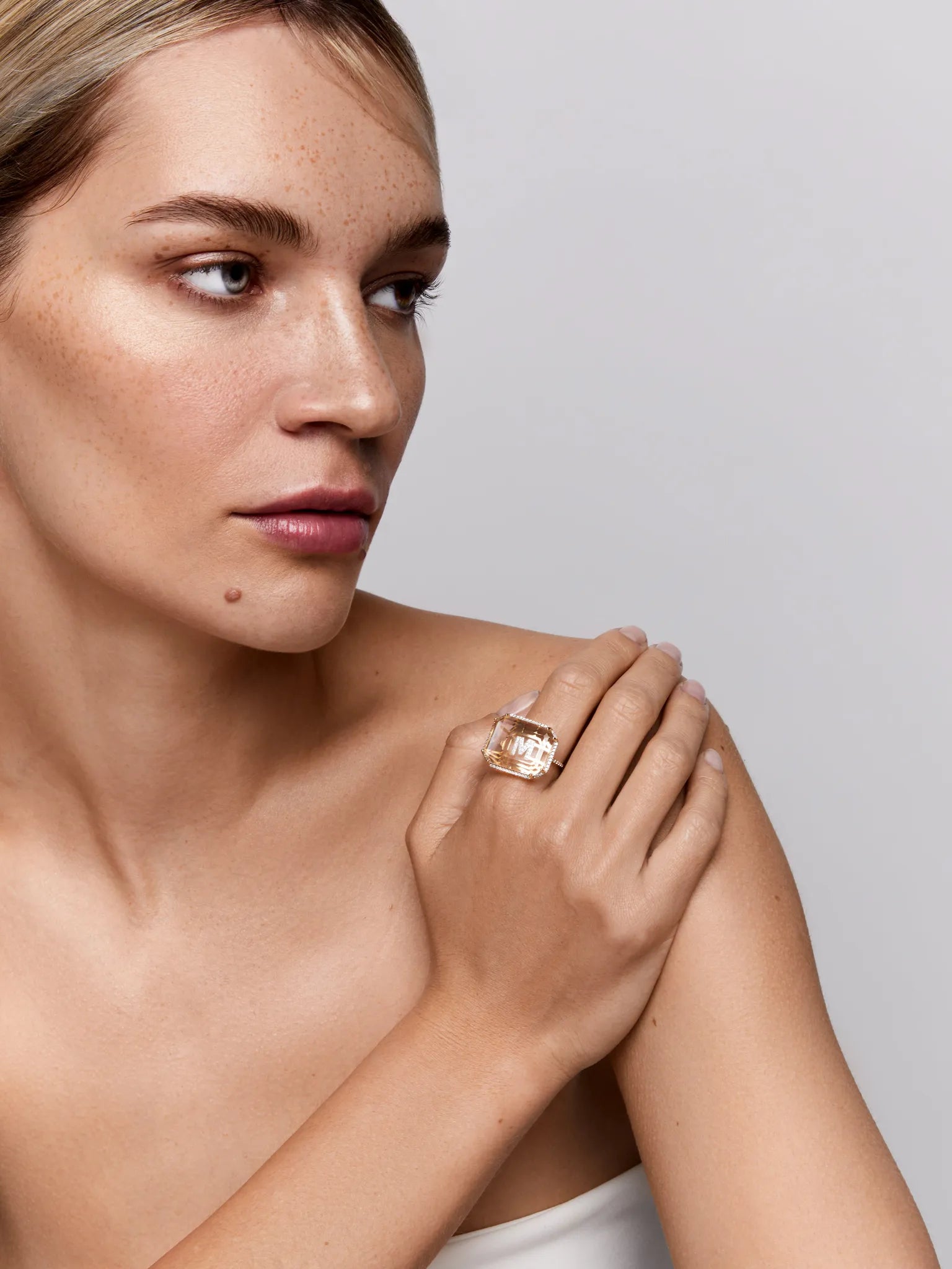 14kt Grand Diamond Frame Secret Diamond Initial ring — фото 2