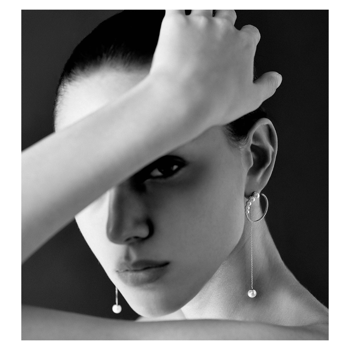 14kt Gold Graduated Pearl Hoop with Pearl Drop earrings — фото 2