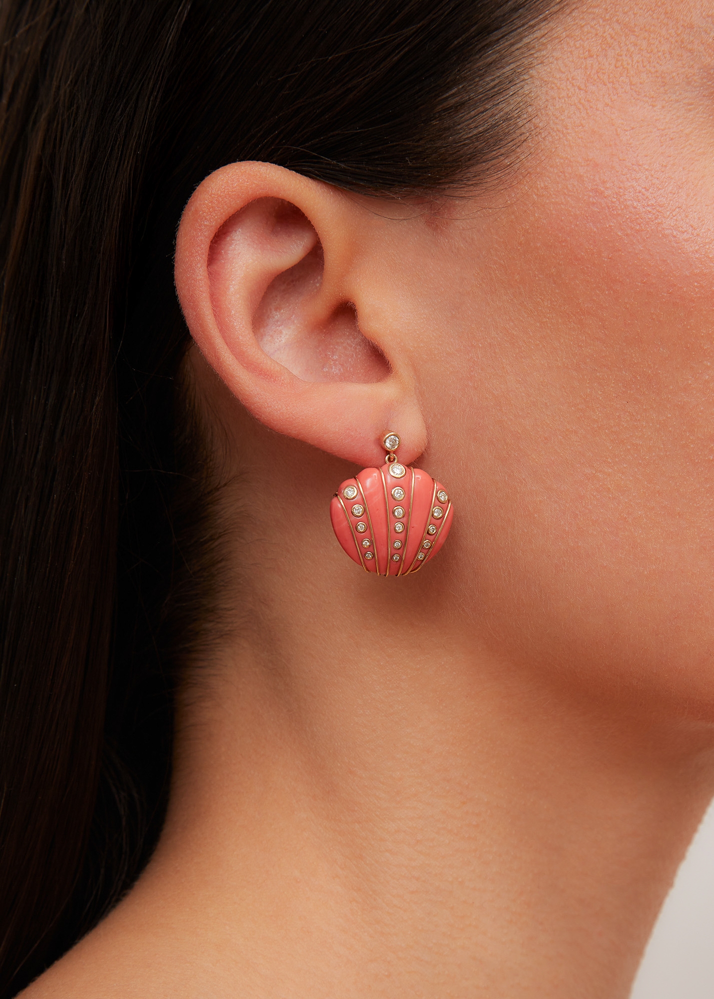 PAIRE DE BOUCLES D’OREILLE COQUILLAGE CORAIL OR JAUNE — фото 2