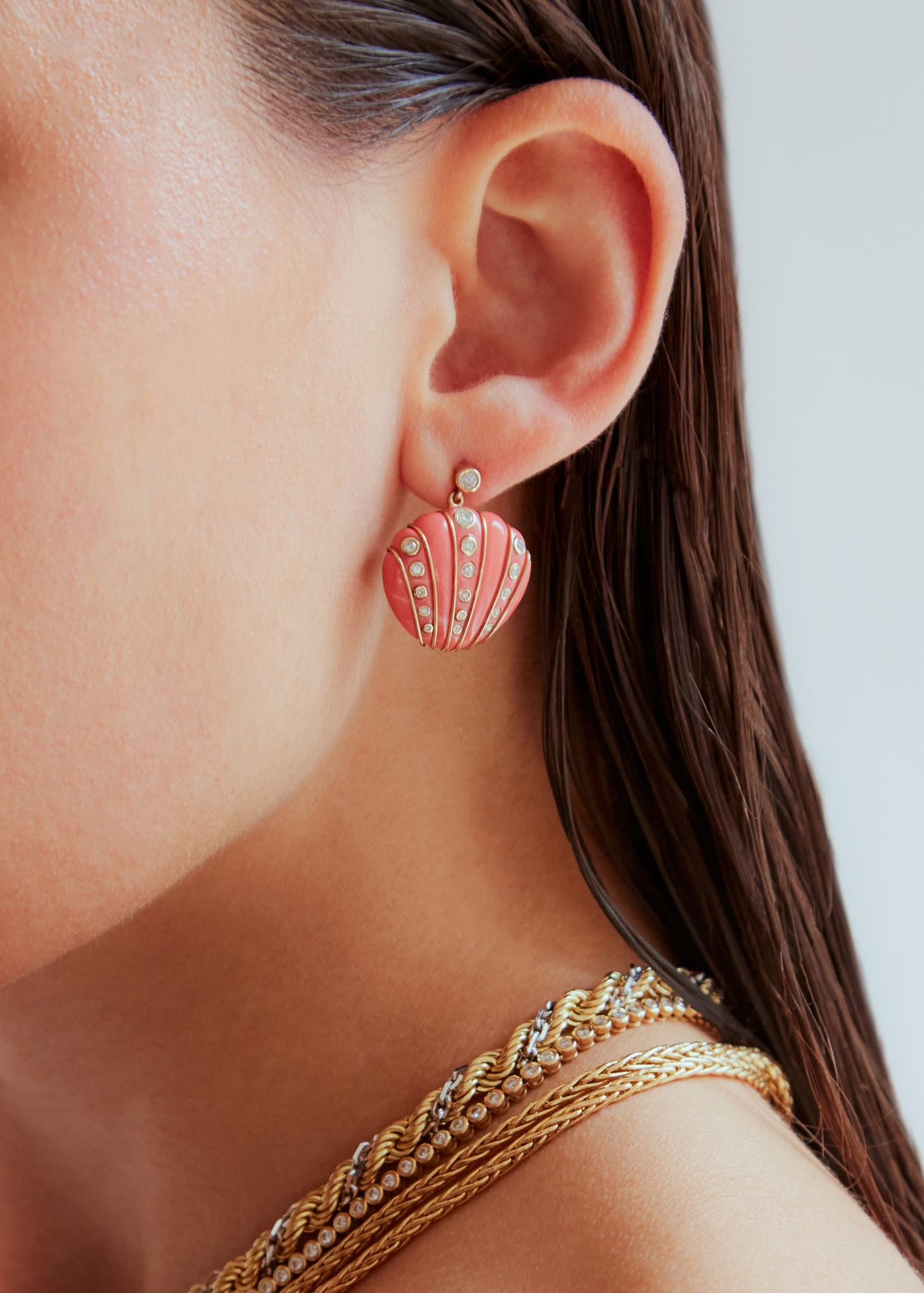 PAIRE DE BOUCLES D’OREILLE COQUILLAGE CORAIL OR JAUNE — фото 3