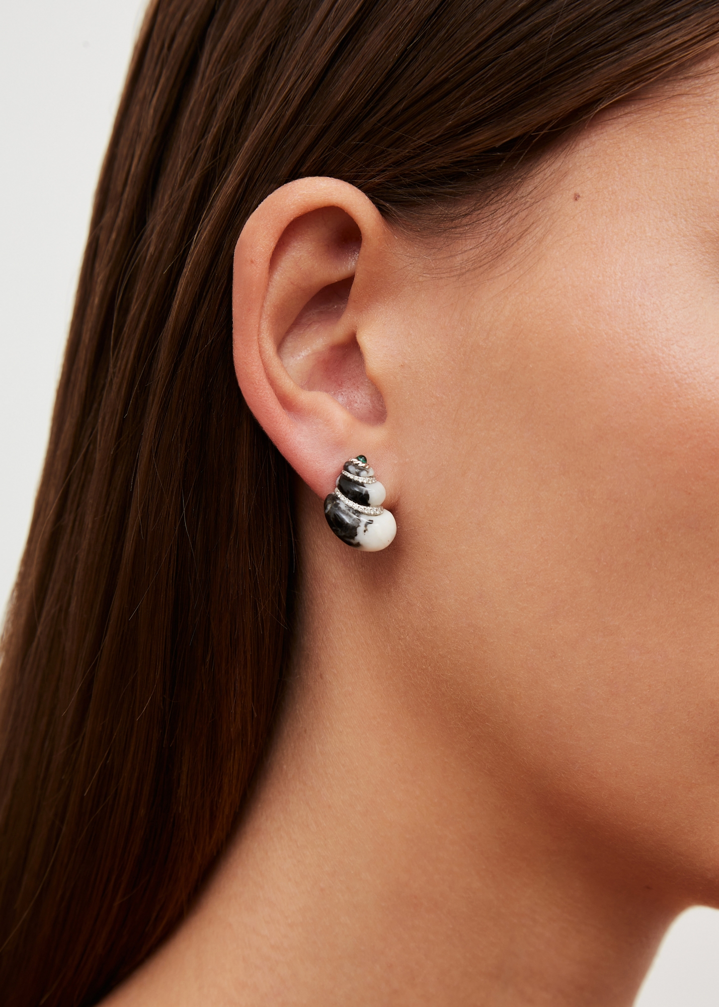 PAIRE DE MINI BOUCLES D’OREILLE COQUILLAGE ZÈBRE OR BLANC — фото 2