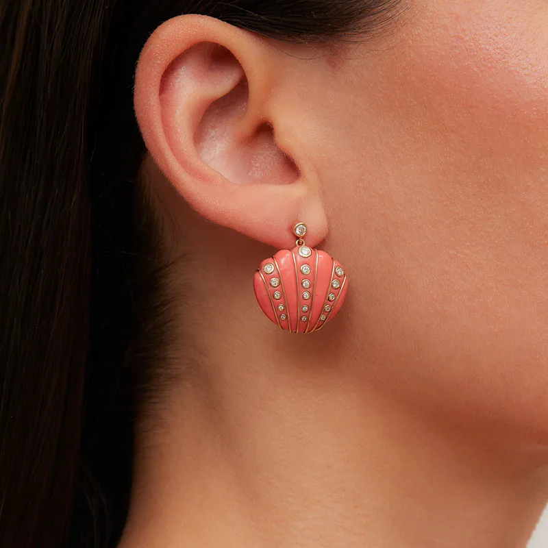 PAIRE DE BOUCLES D’OREILLE COQUILLAGE CORAIL OR JAUNE