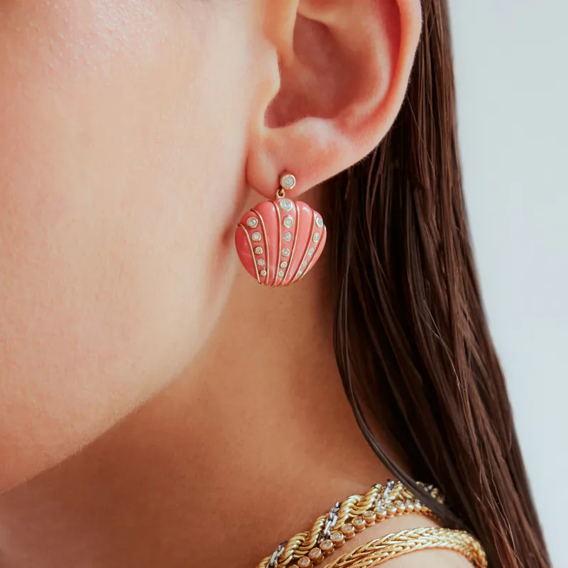 PAIRE DE BOUCLES D’OREILLE COQUILLAGE CORAIL OR JAUNE