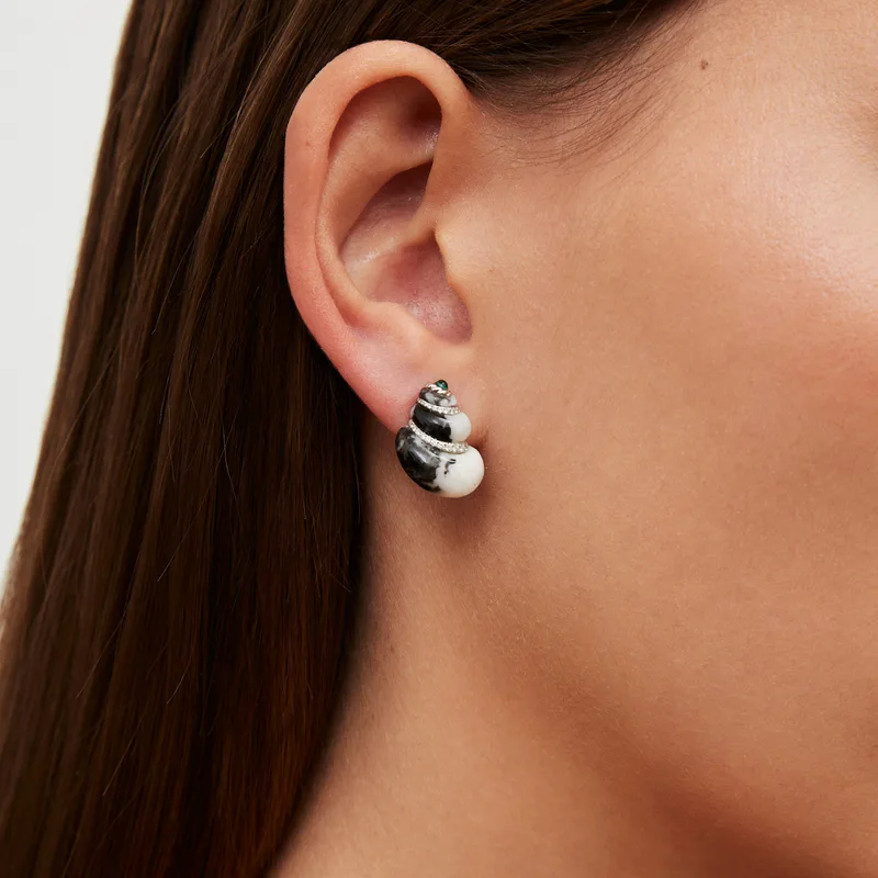 PAIRE DE MINI BOUCLES D’OREILLE COQUILLAGE ZÈBRE OR BLANC