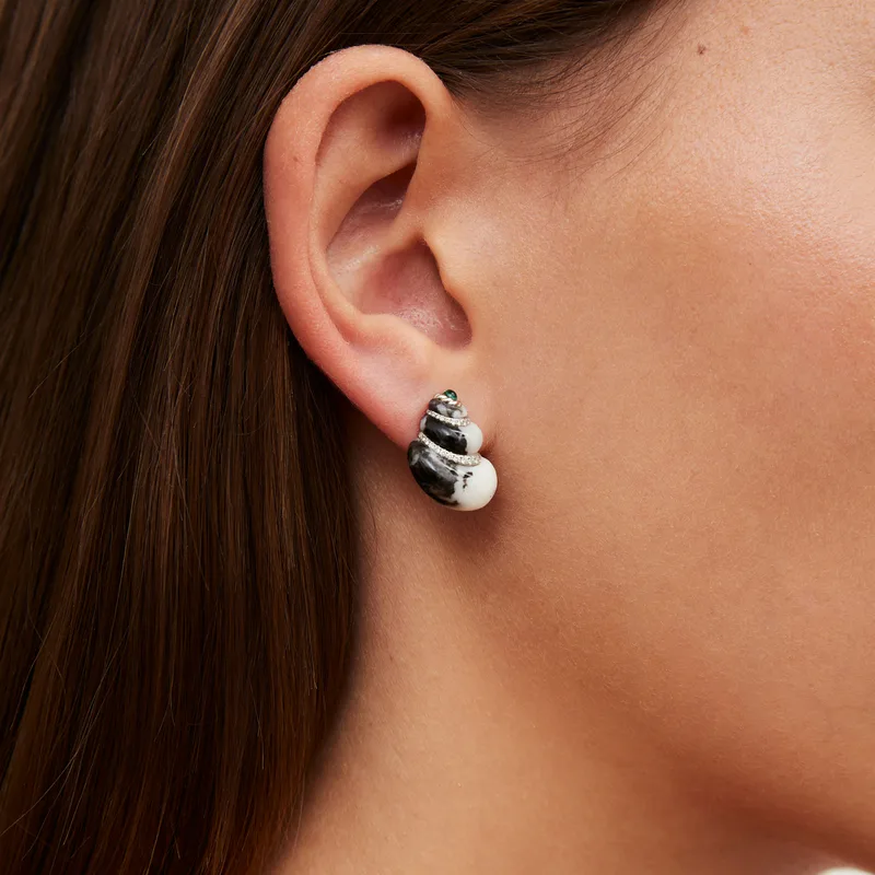 PAIRE DE MINI BOUCLES D’OREILLE COQUILLAGE ZÈBRE OR BLANC