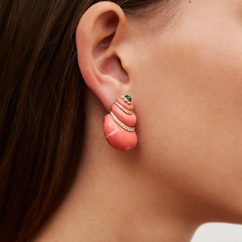 PAIRE DE BOUCLES D’OREILLE COQUILLAGE CORAIL OR JAUNE