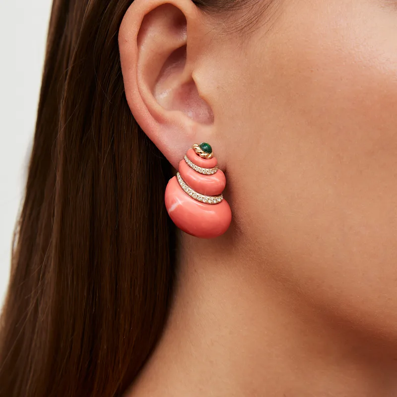 PAIRE DE BOUCLES D’OREILLE COQUILLAGE CORAIL OR JAUNE