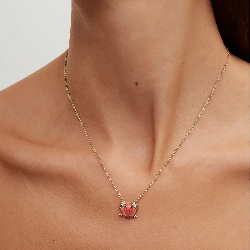 PENDENTIF MINI CRABE COQUILLAGE CORAIL OR JAUNE
