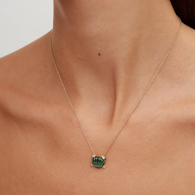 PENDENTIF MINI CRABE COQUILLAGE MALACHITE OR JAUNE