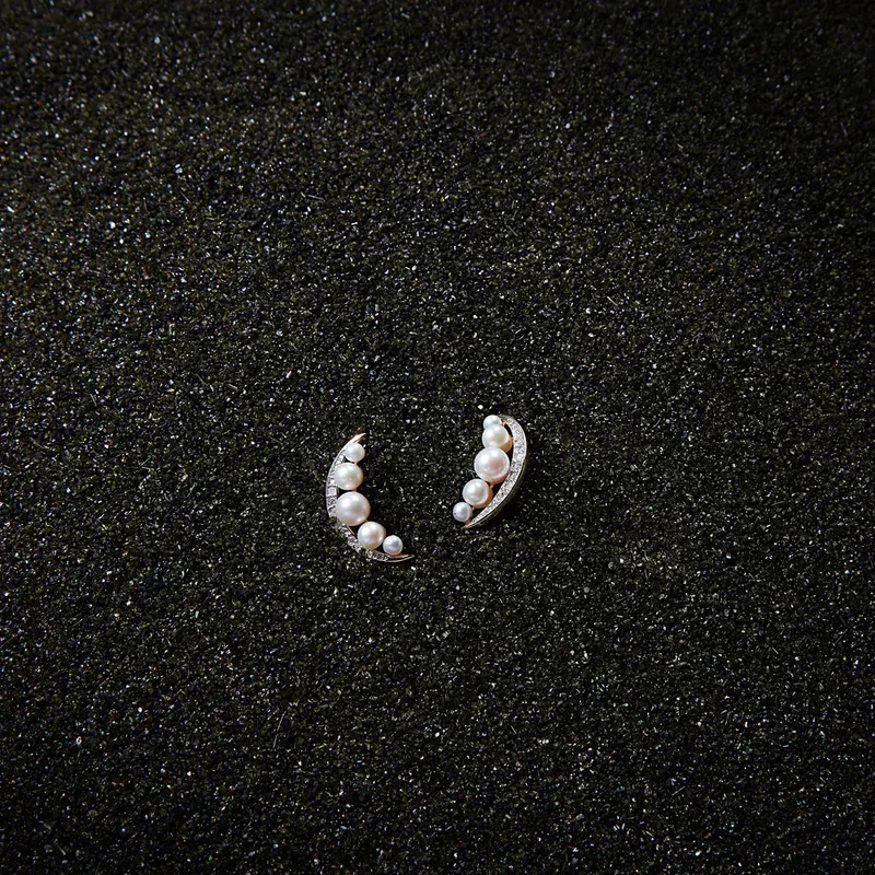 14kt Gold Pearl Crescent Moon Earring